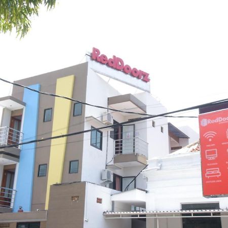 RedDoorz @ Genteng Surabaya Exterior foto