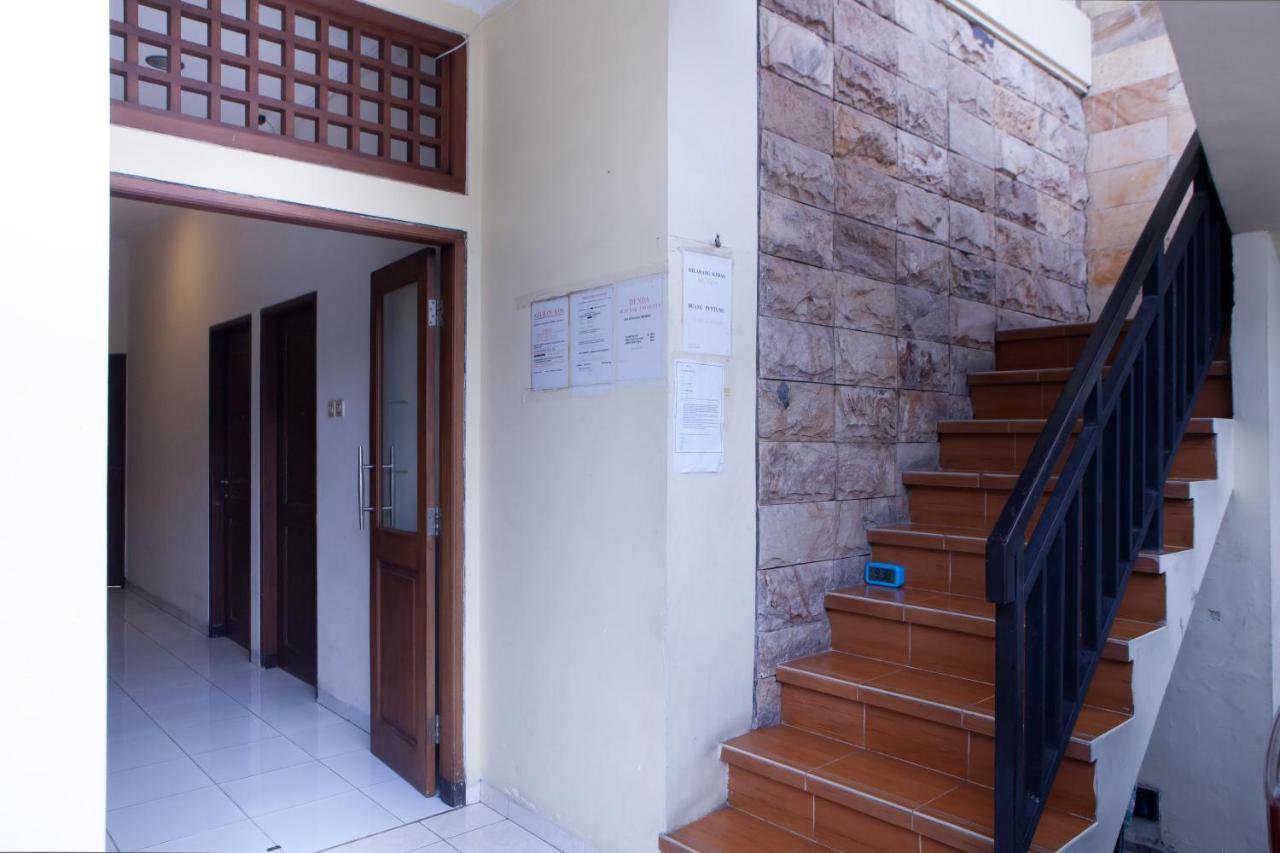 RedDoorz @ Genteng Surabaya Exterior foto