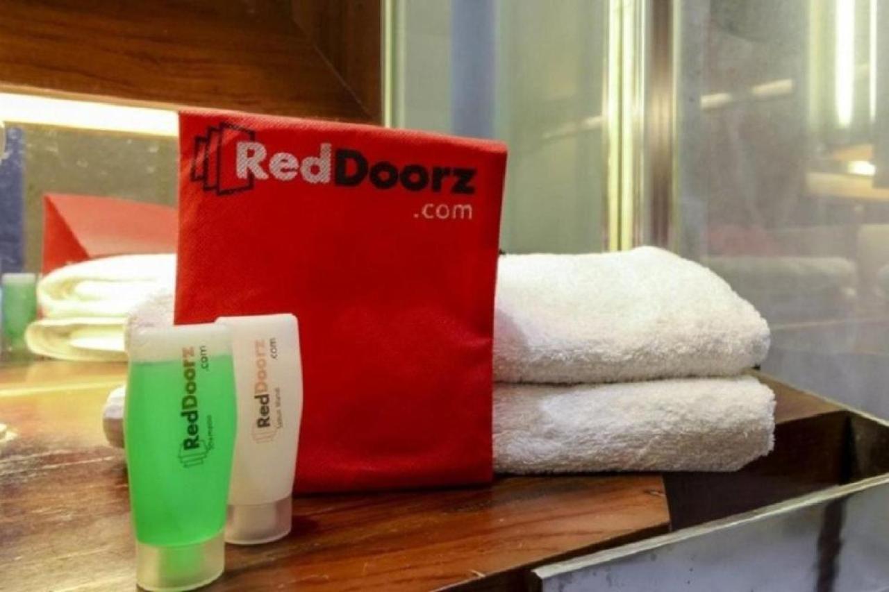 RedDoorz @ Genteng Surabaya Exterior foto